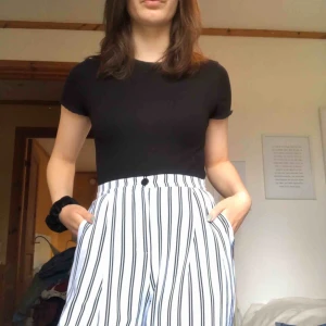  - Ett par sparsamt använda byxor från Monki! Sköna och svala! Frakten står köparen för 🥰