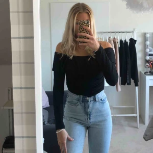  - Fin tröja från gina tricot med volang. Off-shoulder modell som sitter väldigt fint. 