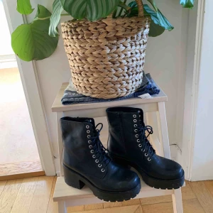  - Superfina boots från Vagabond i skinn, använda bara vid något enstaka tillfälle så mycket fint använt skick. Storlek 38. Mjukt och fint skinn!  Kostade ca 1000 kr nya. 