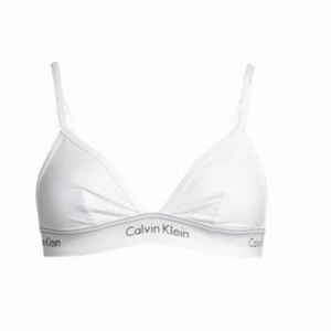 Calvin Klein bh - Snygg vit bygellös bh från calvin klein  Jätte snygg o jätte skön men tyvär för liten för mig o därför jag säljer den  Aldrig använd  💕