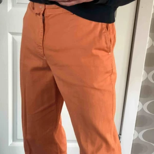  - As coola vintage kostym/ Manchesterbyxor från Lacoste! Sååå 90-tal!! De är definitivt av en mer baggy modell, iaf på mig som brukar ha 32-34 på byxor. De är förstora i midjan, men går lätt att fixa med skärp! As snygga! Kap! Köpare står för frakt 💞.