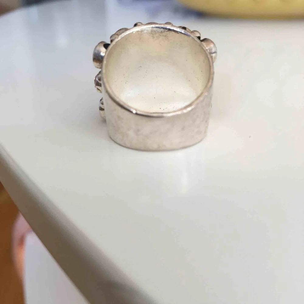 Vacker bred ring med stenar . Påminner mycket om kumkums vackra ringar 🥰 Frakt 11kr ej äkta silver . Accessoarer.