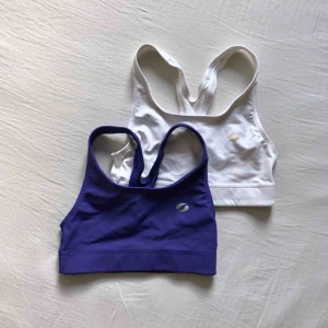  - 2 st sport bh:ar för 50kr. Den lila är XS och den vita är S. Båda är hela och i fint skick! (Frakt tillkommer om de ska skickas)