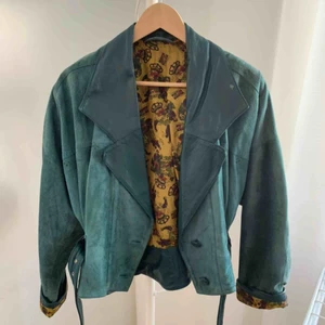  - Så snygg mockajacka inköpt i Lissabon. Är grön/blå/turkos/petrol. äkta mocka  Liten avskavd fläck på ena kragen