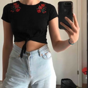 T-shirt  - Söt T-shirt med rosor på axlarna. Knytet vid magen går att knyta upp, så man man göra tröjan kortare och längre och ändra knutens utseende! 🌹🌹🌹  70kr inkl frakt! (swish)