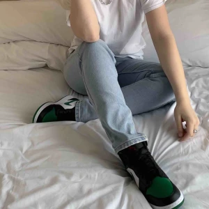  - Skitsnygga jeans i perfekt ljusblå färg från Urban Outfitters! Använda ett fåtal gånger. Köpare står för frakten, hör av dig för fler bilder!😊