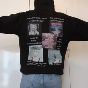 veronica maggio hoodie - ascool,splitterny,svart veronica maggio hoodie!! Storlek s men passar helt klart både s och m!🤩 Ca. 80% bomull vilket gör den superskön. Trycket går inte bort i tvätten! Köparen står för frakt. Nypris: 500🥰 LEDANDE BUD: 400!!