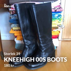  - De finaste 00s skinnbootsen. Perfekta till ALLT! Äldre men i fint skick förutom en söm som är lös, se bild 2. Går till strax under knät 🥰