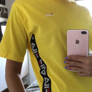 T-shirt, Fila - Cool och färgglad! 