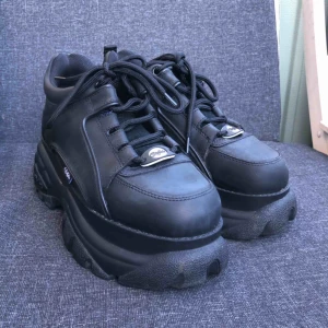  - Jag säljer mina älskade Buffalos. Har bara använt dom ca 4 gånger, så dom är i mycket gott skick! Frakt ingår EJ i priset. 