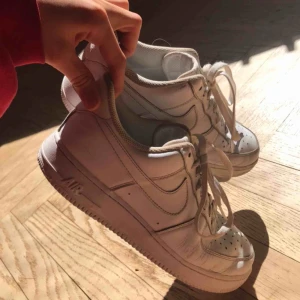  - Nike air forces köpta på secondhand. Köpte dem ganska snabbt, och när jag kom hem insåg jag att de var alldeles för stora för mig. Är i helt ok skick, därav det billiga priset! 🥰 skriv för fler frågor!