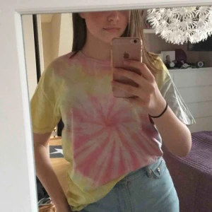  - Cool färgglad tisha köpt på Gina. Passar till det mesta o lyfter verkligen upp en outfit med dess färger!:) skriv till mig privat för mer bilder eller frågor🙏🏽