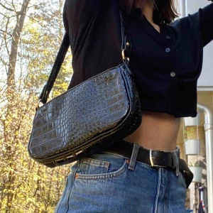  - En superfin ormmönstrad väska med guld-detaljer! Ni står för frakten!🚚✨