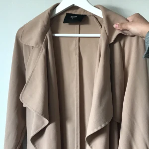 Beige trenchcoat/kappa - Skitsnygg kappa/trenchcoat i strl S från bikbok, passar XS&M. Endast testad så i nyskick, band medföljer, en längre variant (går till vaderna på mig som är 1.50) Frakt tillkommer💗⚡️