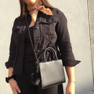 Svart väska med pälsboll - Från bershka, bra skick! Frakt tillkommer 