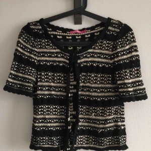  - Funkar både som topp och som kofta till något annat! Fantastisk fint mönster i guldfärgad tråd som är insydd och fina knappar. Från Indiska. Blir aldrig av att jag använder den så nu får den vandra vidare! 