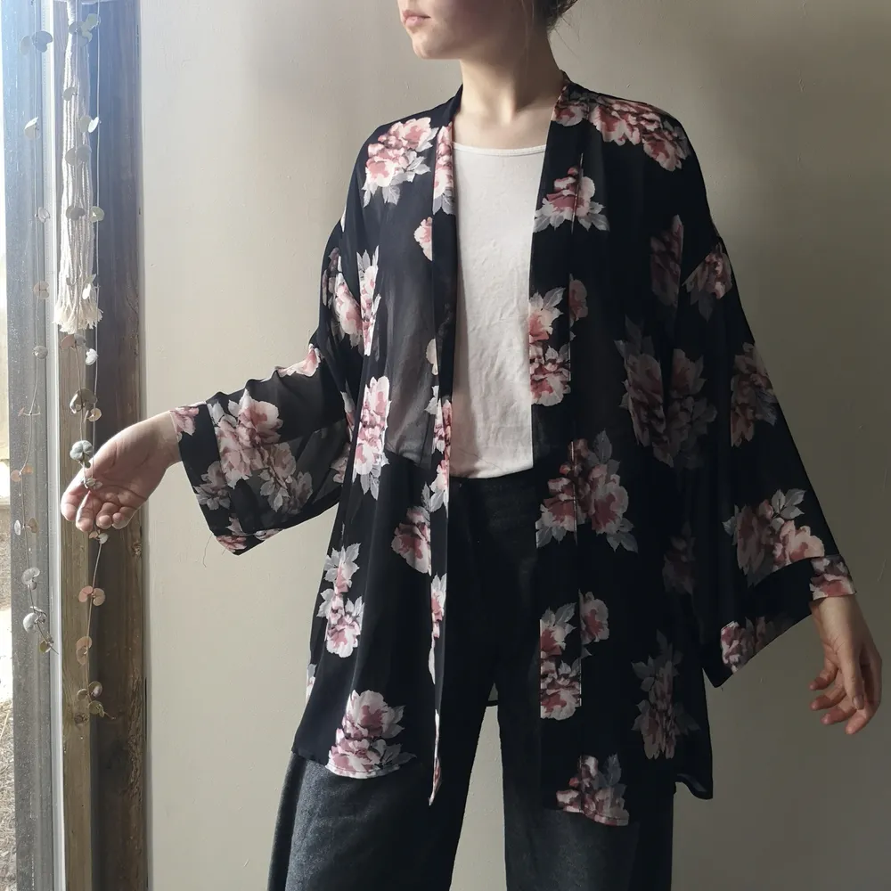 Tunn kimono i vackert japansk inspirerat blommönster 🌺🖤 Frakt tillkommer! . Tröjor & Koftor.