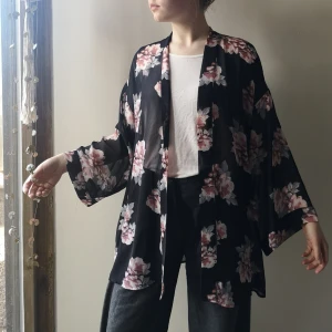 Kimono - Tunn kimono i vackert japansk inspirerat blommönster 🌺🖤 Frakt tillkommer! 