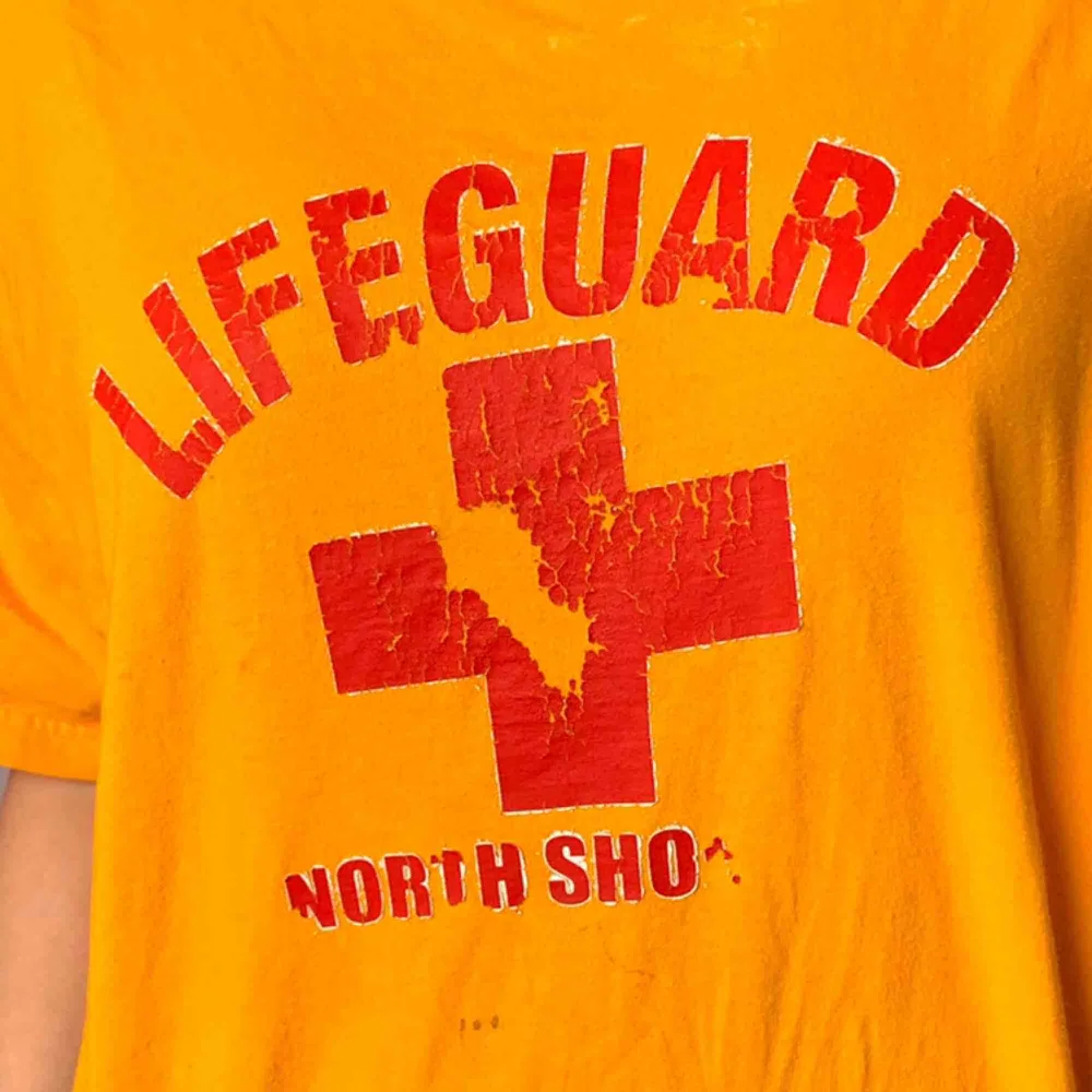 Oversized t-shirt med snyggt retro ”Lifeguard” tryck🌊🧡. T-shirts.