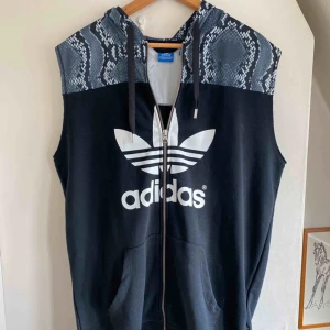  - Snygg oversized hoddie väst med luva i ormtyg! Aldrig använd så i mycket bra skick✨✨ skriv för mer bilder! Frakt ingår ej 