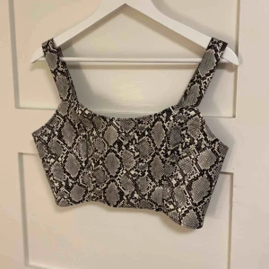  - Oanvänd topp från Linn Ahlborg kollektion för NA-KD, skulle säga att den är liten i storleken så en M Väldigt bekväm Frakt tillkommer