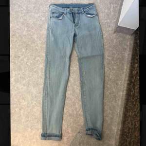 Säljer ett par nästan oanvända jeans ifrån DR Denim, stl 31/32. 
