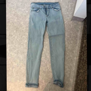  - Säljer ett par nästan oanvända jeans ifrån DR Denim, stl 31/32. 