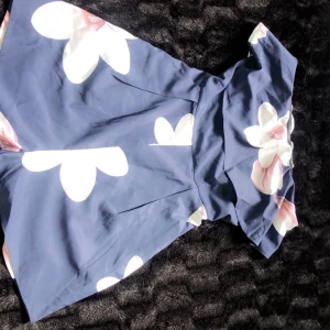 Playsuit från Yoins  - Playsuit från Yoins. Aldrig använd. Frakt ingår🌸
