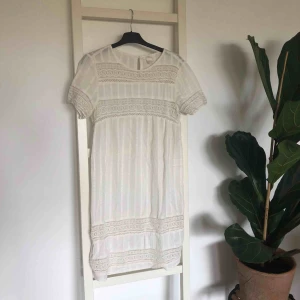  - Jättefin klänning från H&M! Oanvänd = jättefint skick! 🥰 köparen står för ev fraktkostnad ✨