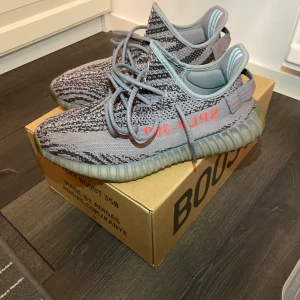 Yeezy Beluga 2.0 - Säljer dessa yeezys! Strl US 9,5. Har kvitto och låda. Frakt tillkommer eller meetup Sthlm! Kan skicka flera bilder om det behövs :)