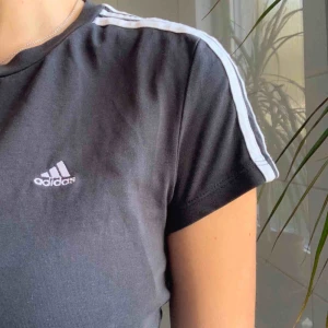  - Svart adidaströja med klassiska ränder. Storlek XS men passar även S, köparen står för frakt