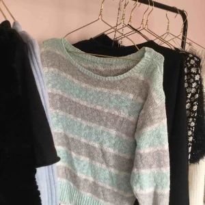  - Pastellfärgad stickad, från 70-talet ☺️☀️ fint skick! 