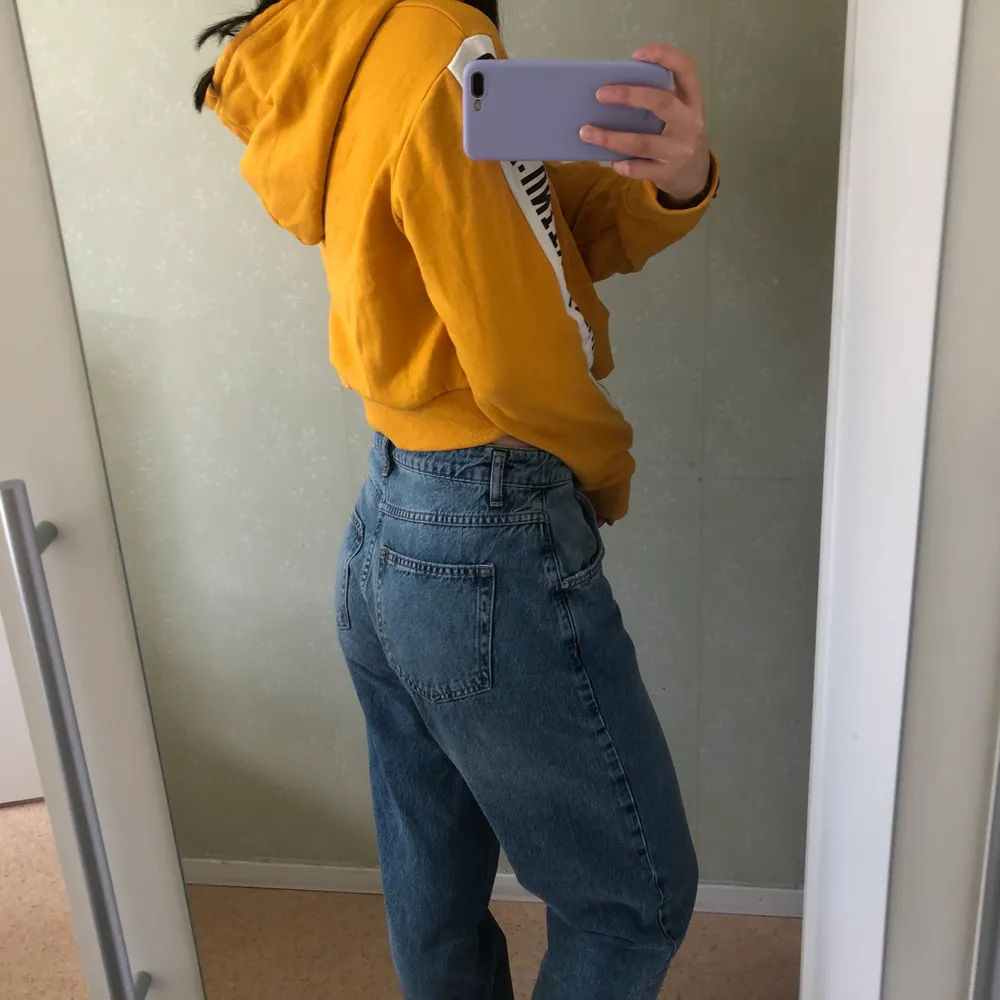 En gul croppad hoodie från bikbok i storlek S. Väldig snygg och passar Perfa till mom jeans och alla möjliga pösiga byxor. Tröjan har aldrig använts och fleecet inuti är frf superfluffigt❤️. Hoodies.