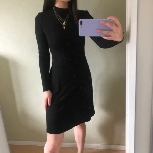 Svart basic klänning - Super Classy klänning från NLY Trend som har använts en gång. Materialet är superskönt och klänningen har en öppen rygg😍 stretchigt material som passar Som strlk S. 