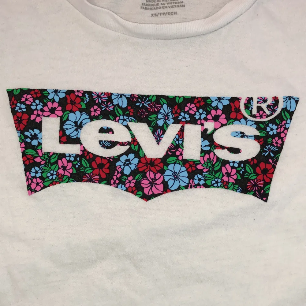 Sällan andvänd levi’s t-shirt säljs pgrund av brist på andvändning. Betalning sker genom swich.. T-shirts.