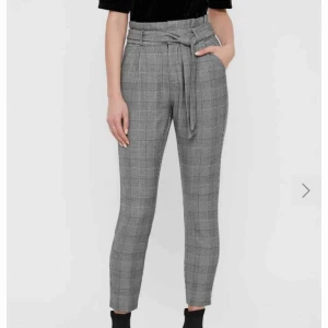  - Superfina rutiga byxor från Vero moda. Väldigt bra skick, endast använda fåtalet gånger. Storleksguiden finns med (2a bilden). Fråga gärna om ni undrar över något, kan även skicka fler bilder i chatten. 120kr + ev. frakt😊