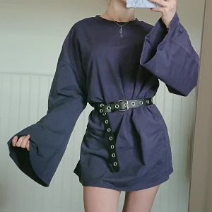 Tröja strl S  - Oversized marinblå tröja i storlek S. Kan bäras som en klänning med åtsittande skärp så som på bilden. (Jag är 160 cm lång, som referens) 90 kr, köpare står för frakt ❤️ 