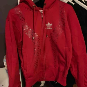  - Kan säga att koftan inte är xxl utan passar mer roller som är xs-m. Cool att styla med, har använts en gång. 100 inkl frakt💓💓