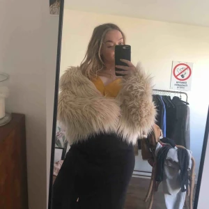  - Säljer denna vita supermysiga jackan från rock and blue! Riktigt fin till fest!  Köparen står för frakten🌸🌼🌺🌻