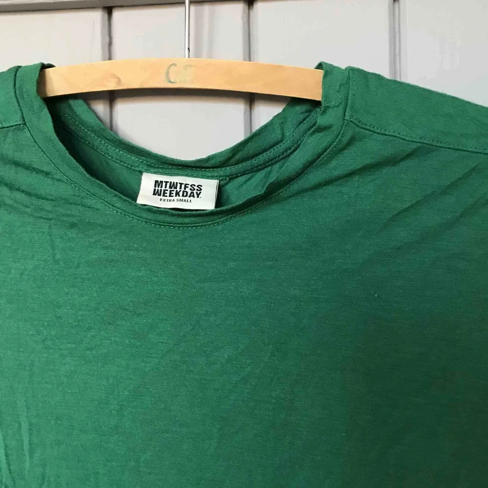 Grön T-shirt fr Weekday, mjuk knappt använd . T-shirts.