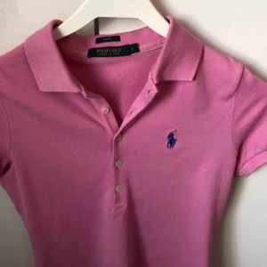  - En fin Ralph Lauren dam tröja i storlek S. Köparen får stå för frakt :) 