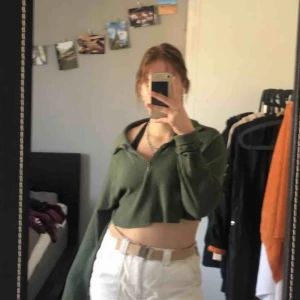  - Superfin avklippt tröja. Man kan även dra upp dragkedjan om man vill 