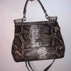  - 1:a kopia Dolce & Gabbana väska💋 helt fint skick nästan inte använd🐍