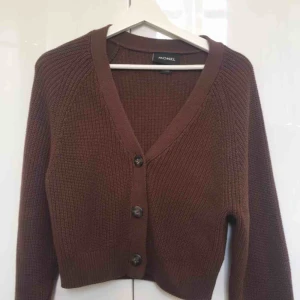  - Brun kofta ifrån monki med fina knappar:) frakten går på 42 kr