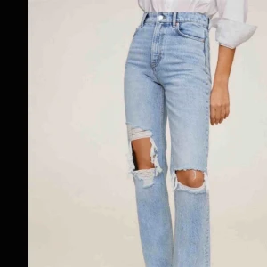  - Säljer dessa byxor från mango! Använda cirka 5 gånger! Säljer då jag måste rensa garderoben💕superfina och trendiga Bud från 400 Slutsålda överallt Är 164 de passar perfekt men passar även längre och kortare  Bud 510kr