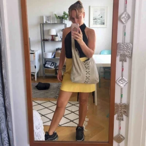  - (Fake) gul skinnkjol från Zara! Så fin till sommaren!!!