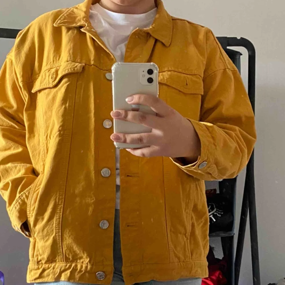 oversized gul jeansjacka köpt från monki förra våren, nice jacka att ha till vår och sommar👍 liten färgklick liksom, köparen står för frakten :). Jackor.