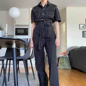  - Boilersuit från Junkyard! Knappt använd, väldigt stor i storleken så passar någon mellan XS-M.