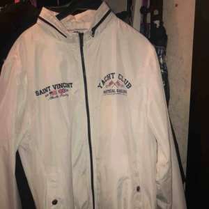  - Säljer en polo vindjacka, den är i nyskick, inga fläckar eller liknande, storlek medium, den är köpt på herravdelningen men skulle säga att både tjejer&killar kan bära den 