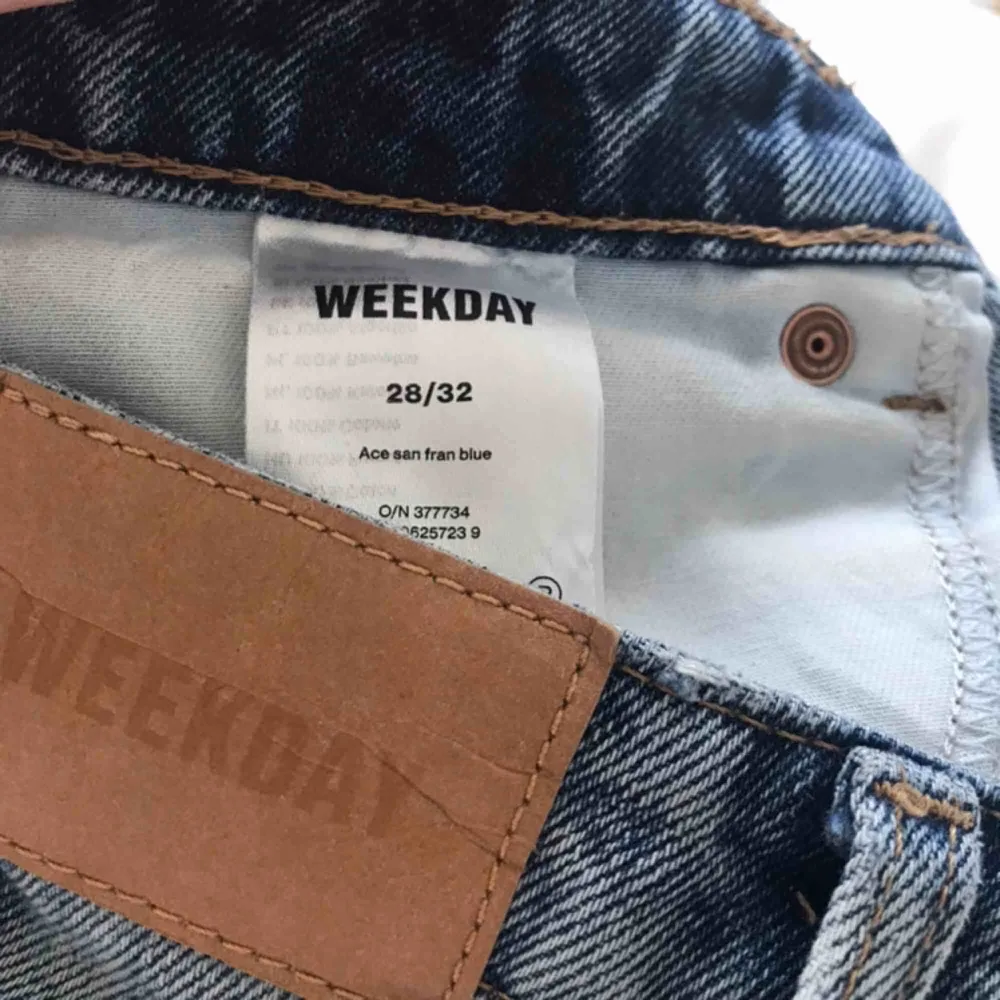 Urtvättade blå weekday jeans med raka breda ben. Modellen är ACE. Superbra skick! Säljer då de är aningen små för mig. Köpta för 500kr. Köparen står för frakt 🌸. Jeans & Byxor.